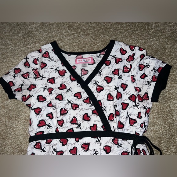 Koi Red Heart Women’s Fitted Scrub Top size XS - Picture 5 of 5